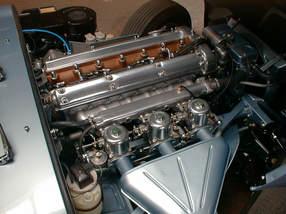 SU dvojité karburátory pro Jaguar E-Type 4,2 L