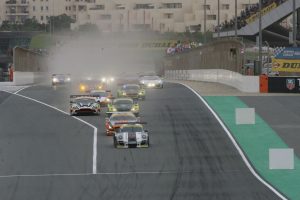 Závod Dunlop 24 hodin v Dubaji ovládl po roce stejný závodní tým