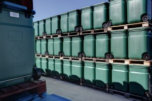 MEWA: Plastové bezpečnostní kontejnery: Bezpečné skladování a přeprava znečištěných čisticích utěrek pro vícenásobné požití