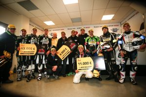 Čepice pro vítěze a peněžité ceny pro týmy Dunlop v Le Mans