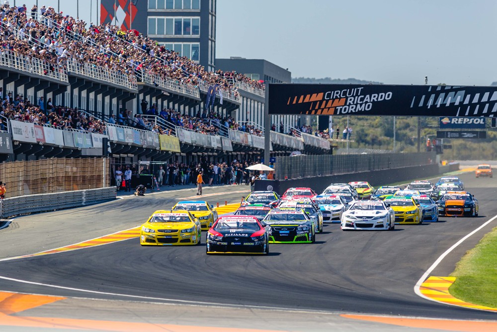 MOOG bude dodávat díly pro závodní vozy v evropském seriálu NASCAR 