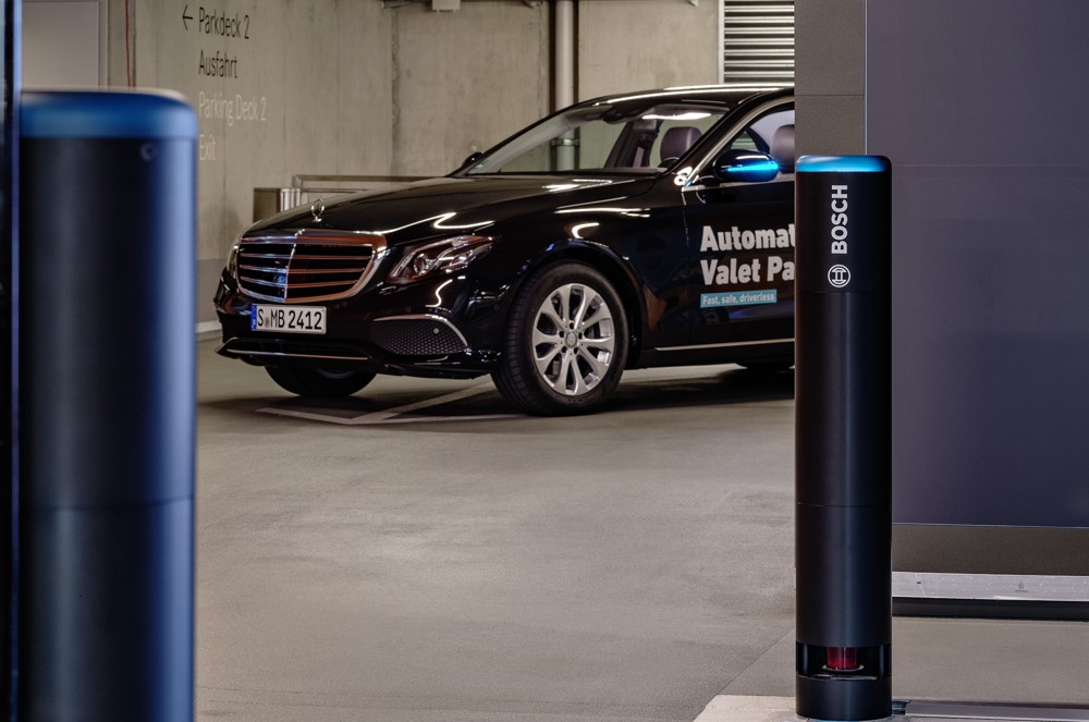 Bosch a Daimler předvádějí parkování bez řidiče v reálných podmínkách