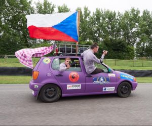 Tři české posádky na Mongol Rally 2017 poslaly na charitu přes sto tisíc