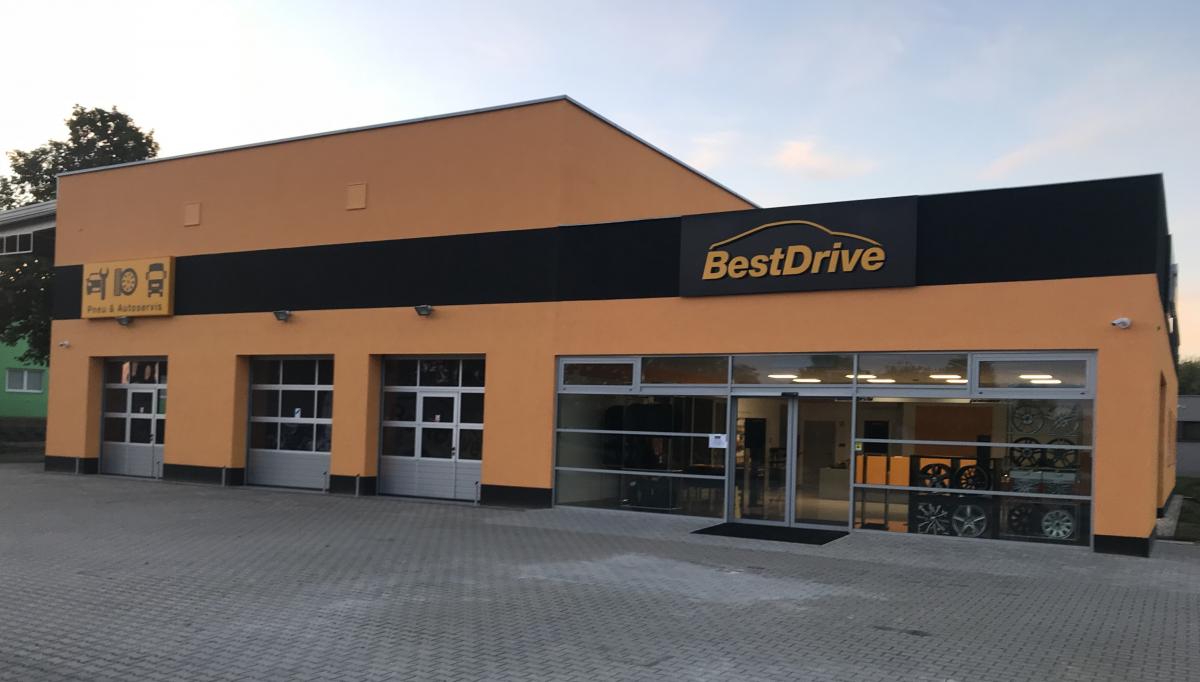 Nyní vybavení servisu pobočky v Sezimově Ústí odpovídá komplexní nabídce pneuservisních a autoservisních služeb sítě BestDrive