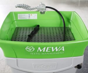MEWA: Čištění součástek pomocí ekologických mycích stolů se štětcem