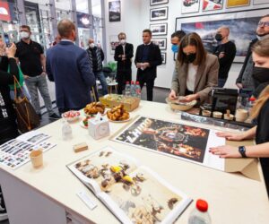 Automobilist otevírá první kamenný obchod v Česku, představil i fine art print s Ayrtonem Sennou