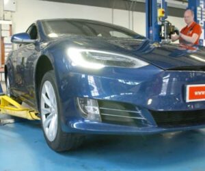 Jak zvednout vůz Tesla na zvedáku při servisní prohlídce?