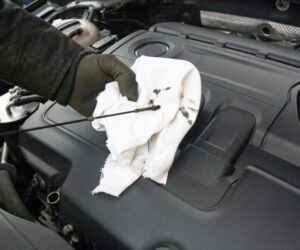 Jaká je úloha motorového oleje v automobilu, co dělá kromě mazání?