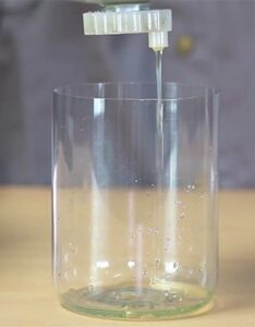 vypouštění vody z odlučovače vody naftového filtru