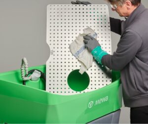 MEWA: Čištění dílů bez použití látek obsahujících VOC chrání zdraví i životní prostředí