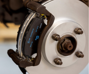 Význam výměny příslušenství při servisu brzdového systému: Proč brzdové destičky a kotouče nejsou vše?