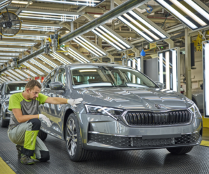 AutoSAP: Silné modelové řady a rostoucí elektrifikace táhnou výrobu českých automobilek