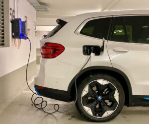 Jak chytře vybrat nabíječku pro elektromobil domů nebo do dílny?