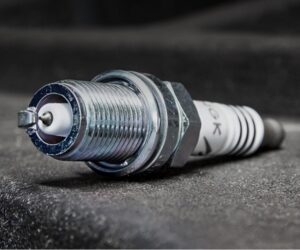 NGK Ignition Parts rozšiřuje nabídku zapalovacích svíček – 26 nových typů pro spalovací i hybridní vozy, od Porsche po Dacii