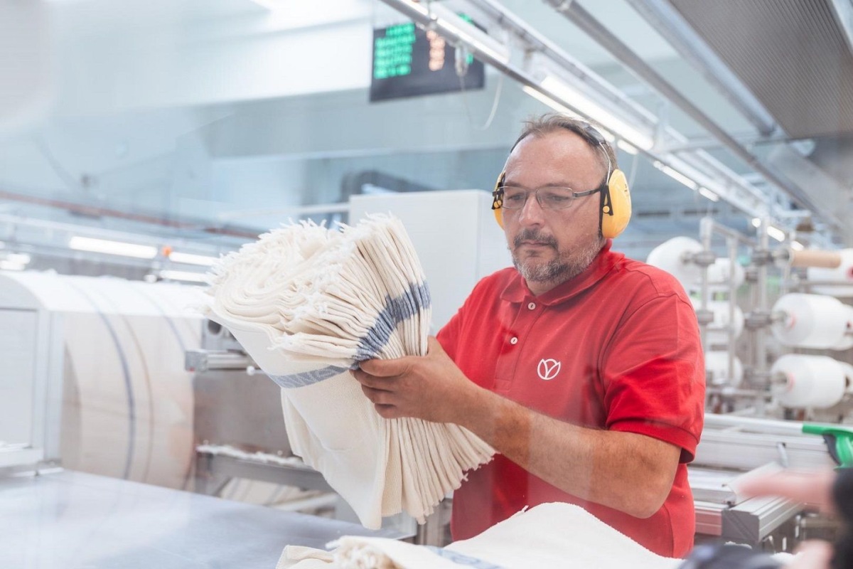 Příze používané společností Mewa se z 50 procent skládají z recyklovaných materiálů. Příze používané společností Mewa se z 50 procent skládají z recyklovaných materiálů.