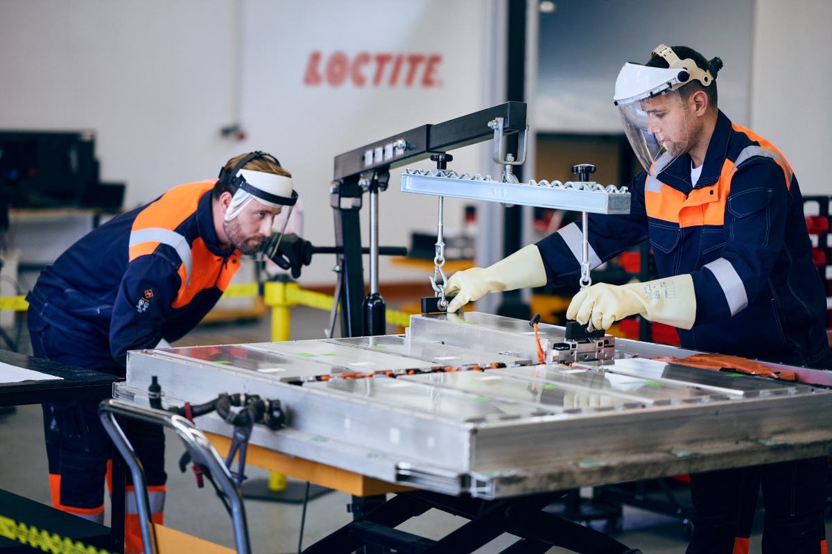 Společnost Henkel uvádí na trh portfolio inovativních řešení pro opravy v oblasti e-mobility